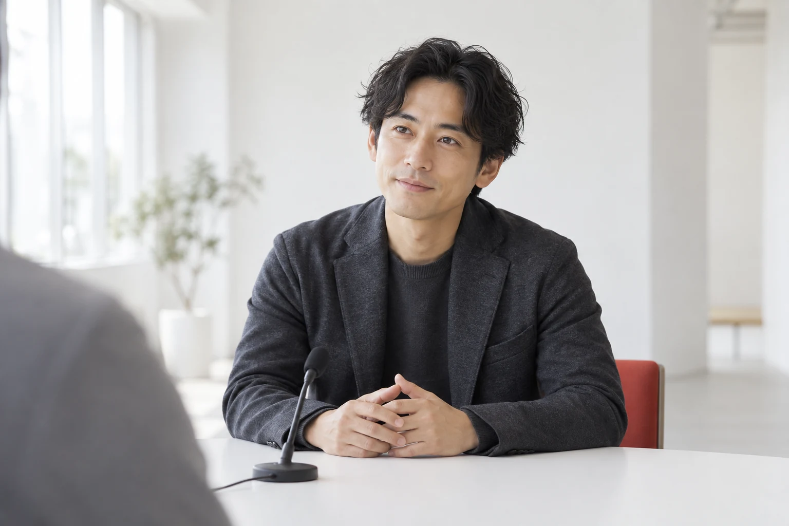 相手の話に耳を傾ける人物のコンセプト画像